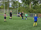 Laatste training S.K.N.W.K. JO7-1 (partijtje tegen de ouders) van maandag 27 mei 2024 (153/180)